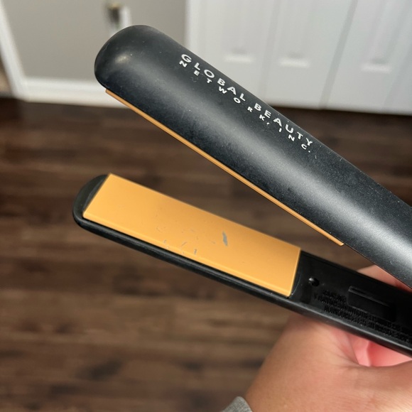 CHI Global Beauty 1 Inch Ceramic Flat Iron - Picture 3 of 3